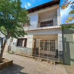 Casa com 5 dormitórios,  (sendo 1 suíte), sala, sacada, cozinha, área de serviço, pátio pequeno com acesso pela lateral da casa e churrasqueira.