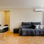 Apartamento com 2 dormitórios, 1 dependência, 2 banheiros, portaria, jardim, e ambiente amplo, aconchegante, iluminado, arejado e com garagem. Ideal para quem frequenta o Beira Rio, próximo ao Barra S