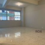 Vende jk reformado, banheiro, cozinha e piso novos. 38m² privativos, prédio com portaria.