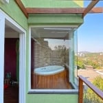 Casa bem iluminada com ventilação cruzada de 299m² ! Com 03 dormitórios, incluindo uma suíte com jacuzzi, sacada e uma vista espetacular. A casa possui 03 banheiros,  living integrado com lareira e sa