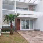 Casa em condomínio 2 dormitórios, 1 suíte com closet, sala estar e jantar, lareira, lavabo, copa cozinha, espaço gourmet, área de serviço reservada, churrasqueira, pátio com espera para spa, vaga de g