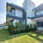 casa oferece uma área privativa de 382 m² e total de 640 m², ideal para quem busca conforto e qualidade de vida. Com 4 dormitórios, 4 suítes e 5 banheiros, há espaço de sobra para a sua família. Situa