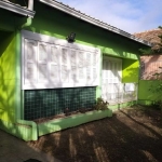 Casa com 4 dormitórios, sendo 2 na casa da frente e 2 na casa dos fundos. A casa da frente possui 2 dormitórios com sacada, banheiro, cozinha integrada com sala de estar e jantar, equipada com lareira