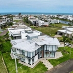 Maravilhosa casa em privilegiada localização no Condomínio Ocean Side! Em um terreno com 3 frentes, sendo fundos área verde, possui somente uma lateral limítrofe com outro lote. Residência diferenciad