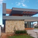 Vende Excelente casa com 3 suítes Com closets, lavabo, area de servico, sala de estar com pé direito duplo, cozinha com churrasqueira e ilha varanda, garagem coberta para 2 carros, piscina, painel sol