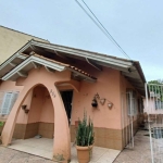 Casa térrea&lt;BR&gt;Casa principal com 2 quartos, banheiro, sala e ampla cozinha.&lt;BR&gt;Pátio em frente e aos fundos&lt;BR&gt;Cabem pelo menos 4 carros.&lt;BR&gt;Lavanderia separada.&lt;BR&gt;&lt;