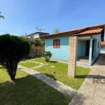 Casa que possui 3 dormitórios, banheiro social, ampla cozinha, sala de estar, ótimo pátio frente e fundos, vaga para uns 5 carros sendo 2 coberta.&lt;BR&gt;Edícula com churrasqueira, lavanderia e uma 