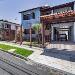 Casa à venda em Gravataí, localizada no bairro Vera Cruz, com 3 dormitórios, sendo 1 suíte e 4 banheiros. Com 190m² de área privativa e 4 vagas de garagem. Infraestrutura completa com armários embutid