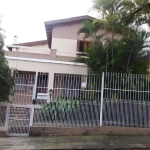 Casa à venda no bairro Sarandí, Porto Alegre, com 3 dormitórios, oferece um amplo living para 3 ambientes, uma suíte de 40m², cozinha espaçosa, lavanderia, despensa, além de uma peça extra nos fundos.