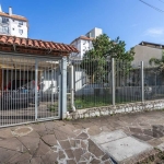 Terreno com 1 casa na frente de alvenaria com 1 quarto, sala, de jantar, cozinha, banheiro - necessita de reforna.- casa com 50 m2&lt;BR&gt;Patio grande com sobrado inacabado  com lavanderia, cozinha,