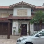 Casa à Venda no Bairro Jardim Planalto - Porto Alegre&lt;BR&gt;Área Privativa: 326,80 m² | 5 Dormitórios (2 Suítes) | 4 Vagas de Garagem&lt;BR&gt;&lt;BR&gt;Excelente residência, semimobiliada, com amb