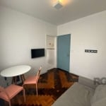 Apartamento MOBILIADO de 1 dormitório, sala, banheiro, cozinha e área de serviço. Imóvel super bem localizado na Avenida Bastian no bairro Menino Deus! A 65 metros do Shopping Praia de Belas, 350 metr