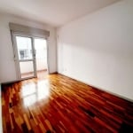 Apartamento JK desocupado, com 35m2 de área privativa, com sala/dormitório, sacada aberta, banheiro social ventilação natural, ampla cozinha, e área de serviço separada. Apartamento com excelente ilum