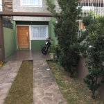 Casa em condomínio com 110m² privativos. Living para 2 ambientes com cozinha americana, pátio com área coberta para churrasco. Segundo pavimento com  02 dormitórios sendo 01 suíte. Terceiro pavimento 