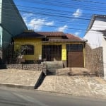 Casa 3 dormitórios com opção para 4, 2 salas amplas, cozinha ampla, despensa, garagem fechada, pátio. Agende uma visita com um dos nossos corretores especialistas.