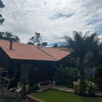 Linda casa no condomínio  Residencial Villagio,  de Gramado,  em madeira nobre,   4 dormitorios, 2 closets, 3 vagas, área de festas com churrasqueira, piscina com churrasqueira, casa adicional com 2 d