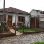 Terreno com 2 casas&lt;BR&gt;192,49 m² na casa da principal  living para 2 ambientes, banheiro social, 2 dormitórios e copa cozinha.&lt;BR&gt;Edícula com churrasqueira, depósito, lavanderia, gabinete 