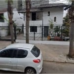 Excelente sobrado, no Bairro Menino Deus.&lt;BR&gt; No segundo piso da casa, tem 02 dormitórios, sendo 1 com suíte com banheira de hidromassagem. &lt;BR&gt;Sacada para frente e um terraço com área de 