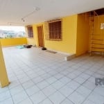 Terreno no bairro Gloria com casa de alvenaria não averbada, dividida em 5 aptos que podem ser locados, lugar alto, rua pavimentada, próximo a av. Oscar Pereira.  A casa conta ainda com um pátio later