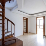 Descubra essa incrível cobertura duplex à venda na Rua Catumbi, no bairro Medianeira, em Porto Alegre. São 3 dormitórios sendo 1 suíte, transformado em 2, mas com fácil reversão. Sala com lareira, coz