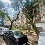 Excelente apartamento no bairro Menino Deus, 3 quartos transformados em 2 dormitórios, sendo 1 suíte, 1 banheiro social, cozinha com móveis planejados, área de serviço, ficam os móveis sob medida,  am