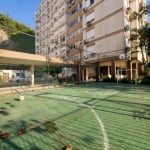 Excelente apartamento, 83,26m² de área privativa, com peças amplas e reformado, vista lateral para o Guaíba, em ótimo estado de conservação. Dependência completa com banheiro. Condomínio com elevador,