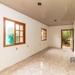 Casa localizada no bairro Vila Ipiranga, com 100m ². Imóvel dispõe de 02 dormitórios, sala de estar/jantar, cozinha, 02 banheiros, área de serviço e piso frio. Imóvel com pátio, piscina e posição sola