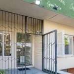 Ótima e ampla casa no bairro Petrópolis, podendo ser residencial ou comercial, com 230m² construídos, de 3 dormitórios e 4 vagas. Possui sala ampla para 3 ambientes, 3 dormitórios sendo 1 suíte, banhe