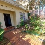 Vende-se casa de alvenaria, com 2 dormitórios, 2 salas, 1 banheiro social, uma copa ampla, cozinha, área de serviço separada.&lt;BR&gt;&lt;BR&gt;Possui um pátio em frente a casa com espaço para 1 vaga