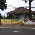 Oportunidade casa comercial em esquina na avenida Cavalhada, área entorno de 1000m². O terreno possui um imóvel amplo com potencial comercial. Área construtiva para empreendimentos podendo ser ampliad