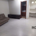 Vende amplo JK reformado com 35,21m² úteis, sala / dormitório, cozinha com armários, piso laminado,  área de serviço, banheiro,  arejado e iluminado.&lt;BR&gt;&lt;BR&gt;Possui  uma vaga escriturada.&l