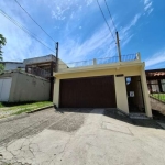 Excelente oportunidade no bairro Tristeza! Esta linda casa com 4 dormitórios oferece o espaço e conforto que você procura. Com uma ampla sala de estar, cozinha campeira com churrasqueira, cozinha adic