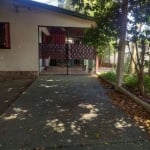 CASA DE ESQUINA NO BAIRRO CRISTAL - RP390769&lt;BR&gt;&lt;BR&gt;Ampla casa de esquina com 2 dormitórios no bairro Cristal, pátio espaçoso e arborizado.&lt;BR&gt;&lt;BR&gt;Descubra esta charmosa casa à