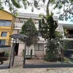 Apartamento com localização privilegiada na Rua Augusto Severo, bairro São João, próximo do Bourbon. O imóvel conta com 02 dormitórios, 01 banheiro, ótima sala de estar e cozinha equipada. Ambiente co