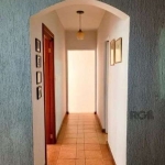 Apartamento de 2 dormitórios com 55m² semi-mobiliado, no Petrópolis, condomínio com infra, segurança 24h, estacionamento rotativo e para visitantes, churrasqueiras, salão de festas, quadra esportiva, 