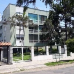 Apartamento com 2 dormitórios, impecável, living para 2 ambientes, sala jantar, cozinha montada, área de serviço e banheiro auxiliar, todo em laminado novíssimo, roupeiro modulado, ensolarado e arejad