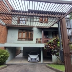 EXCELENTE CASA em Teresópolis, com garagem coberta para 2 carros, sala com lareira, 1escritório, 4 dormitórios, sendo 1 suite com banheiro e closet fechado. Sala de jantar, banheiro, cozinha ampla, ár