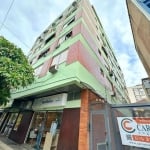 Apartamento de 2 dormitórios, com dependência  de empregada, cozinha, sala e área de serviço, com vaga de garagem coberta, próximo ao tabelionato, farmácias, mercado e restaurantes, com elevador.&lt;B