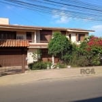 Casa 3 dormitórios, 1 suíte, banheiro social, sacada, sala de estar e jantar, cozinha, área de serviço, piscina, pátio, gradeado, vagas de garagem. Agende uma visita com um dos nossos corretores espec