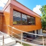 Linda casa com cômodos espaçosos e Pátio em Teresopolis.&lt;BR&gt;&lt;BR&gt;Logo na entrada uma sala ampla com bastante luz solar e lareira, Sala de jantar, cozinha, 03 dormitórios sendo um suíte, var