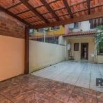 Ótima casa com 110m² privativos, distribuída em living para dois ambientes, lavabo, 3 dormitórios sendo 2 suítes, cozinha, área de serviço, espaçoso pátio, área coberta com churrasqueira e depósito. P