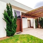 Casa térrea em localização privilegiada na Atlântida! Esta residência combina conforto e sofisticação em um projeto funcional e moderno. Com frente Leste, oferece excelente iluminação natural e ambien