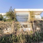 Casa diferenciada na zona sul de Porto Alegre em condomínio aberto próxima ao Parque knijnik no bairro Vila Nova junto à area de preservação ambiental. Possui vista panorâmica para o rio guaíba e morr