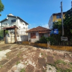 Casa ou Terreno, em declive, com medidas de 9,90 x 33m. Casa de madeira e base alvenaria, amplo pátio nos fundos.. Na parte de baixo (alvenaria), São 2 quartos, 1 banheiro, sala e cozinha. = Na parte 