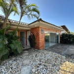 Esta linda casa à venda em Atlântida, situada a apenas quatro quadras do mar, oferece um amplo espaço e conforto. Com uma área total de 262 m² de área construída, além de um anexo de 100 m² nos fundos