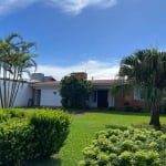 Casa de praia simplesmente perfeita, térrea, ampla, iluminada, com jardins e a poucos passos das areias da praia mais badalada do litoral gaúcho. Próxima do Roubadinhas, 20/9 e outros destaques da pra