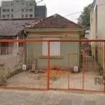 Ótima oportunidade! Casa ampla com 2 dormitórios, 2 vagas, sala, copa, cozinha, banheiro reformado (chuveiro a gás e elétrico) e lavanderia com cobertura. Pátio com potencial para construção.&lt;BR&gt