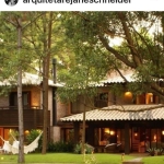 Casa com  griffe, no Condomínio Carmel, no coração do litoral norte, juntinho à Central de Atlântida,  entre bosques e ares de serra.