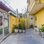 São duas casas no mesmo pátio, com 308,22m² de área construída. Próxima a Av. Teresópolis.
