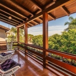Casa com quatro quartos/dormitórios e muitos ambientes aconchegantes.